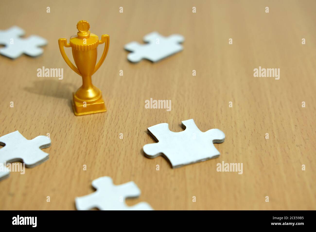 un trofeo d'oro si trova tra cinque opzioni/puzzle alternativi Foto Stock
