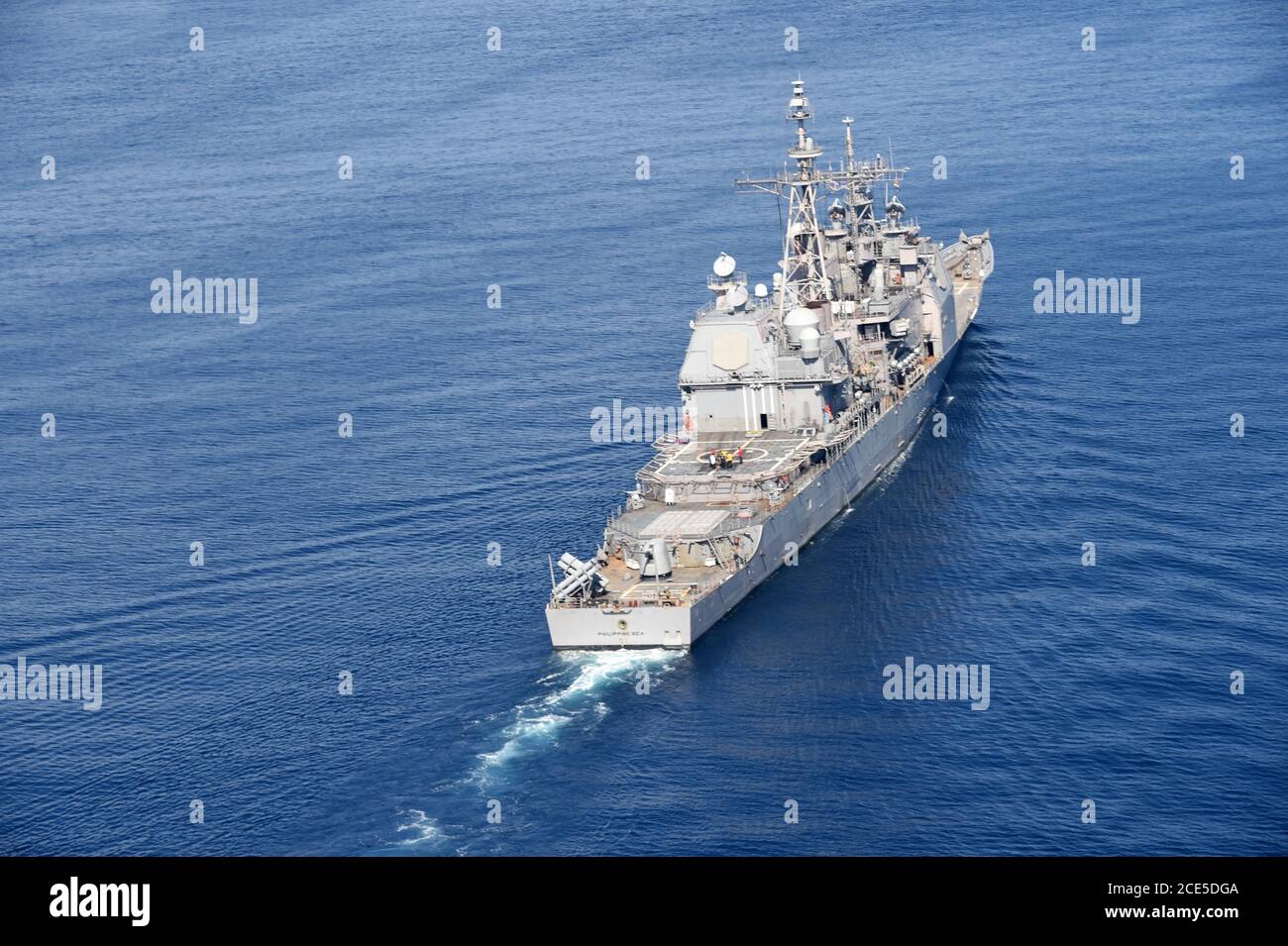 200826-N-IE405-4007 MAR MEDITERRANEO (AGO. 26, 2020) la nave da crociera missilistica guidata USS Philippine Sea (CG 58) di classe Ticonderoga naviga nel Mar Mediterraneo, 26 agosto 2020. Il Mare delle Filippine è attualmente dispiegato nell'area operativa della sesta flotta degli Stati Uniti a sostegno di alleati e partner regionali e degli interessi nazionali di sicurezza degli Stati Uniti in Europa e Africa. (STATI UNITI Navy foto da Mass Communication Specialist 2a Classe Indra Beaufort / rilasciato) Foto Stock