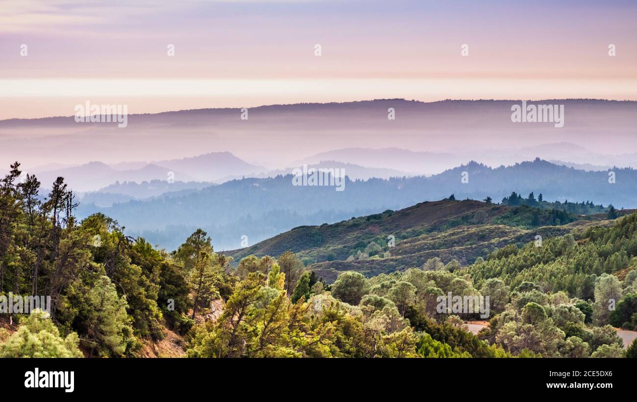 Vista al tramonto sulle montagne di Santa Cruz; fumo dai vicini incendi boschivi, visibili nell'aria e che coprono le creste e le valli di montagna; sud Foto Stock