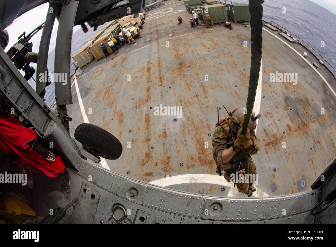 MARE FILIPPINO (ago. 26, 2020) Marines con la Marine Reaction Force (MRF), 31st Marine Expeditionary Unit (MEU), condurre un addestramento su corda veloce da un elicottero MH-60S Sea Hawk assegnato al distacco Arcangels of Helicopter Sea Combat Squadron (HSC) 25 6, per una visita, bordo, ricerca, E la missione di sequestro (VBSS), a bordo della USS Germantown (LSD 42). Il VBSS fa parte delle operazioni di intercettazione marittima che mirano a ritardare, disgregare o distruggere le forze nemiche o le forniture nel dominio marittimo. America, ammiraglia del Gruppo Amphibious Ready (ARG), 31° team MEU, è operativo nella 7° flotta USA sono Foto Stock