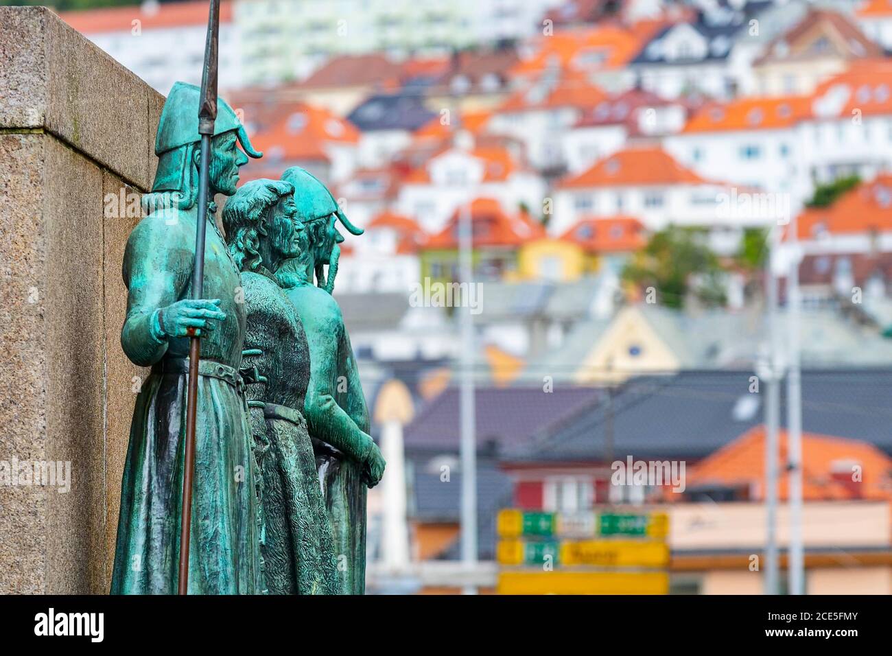 Bergen, Norway Sailor's Monument e le case Foto Stock