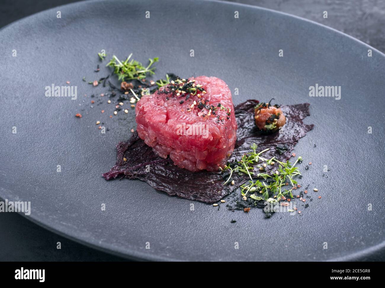 Tartaro di pesce gourmet crudo da filetto di tonno con alghe Foto Stock