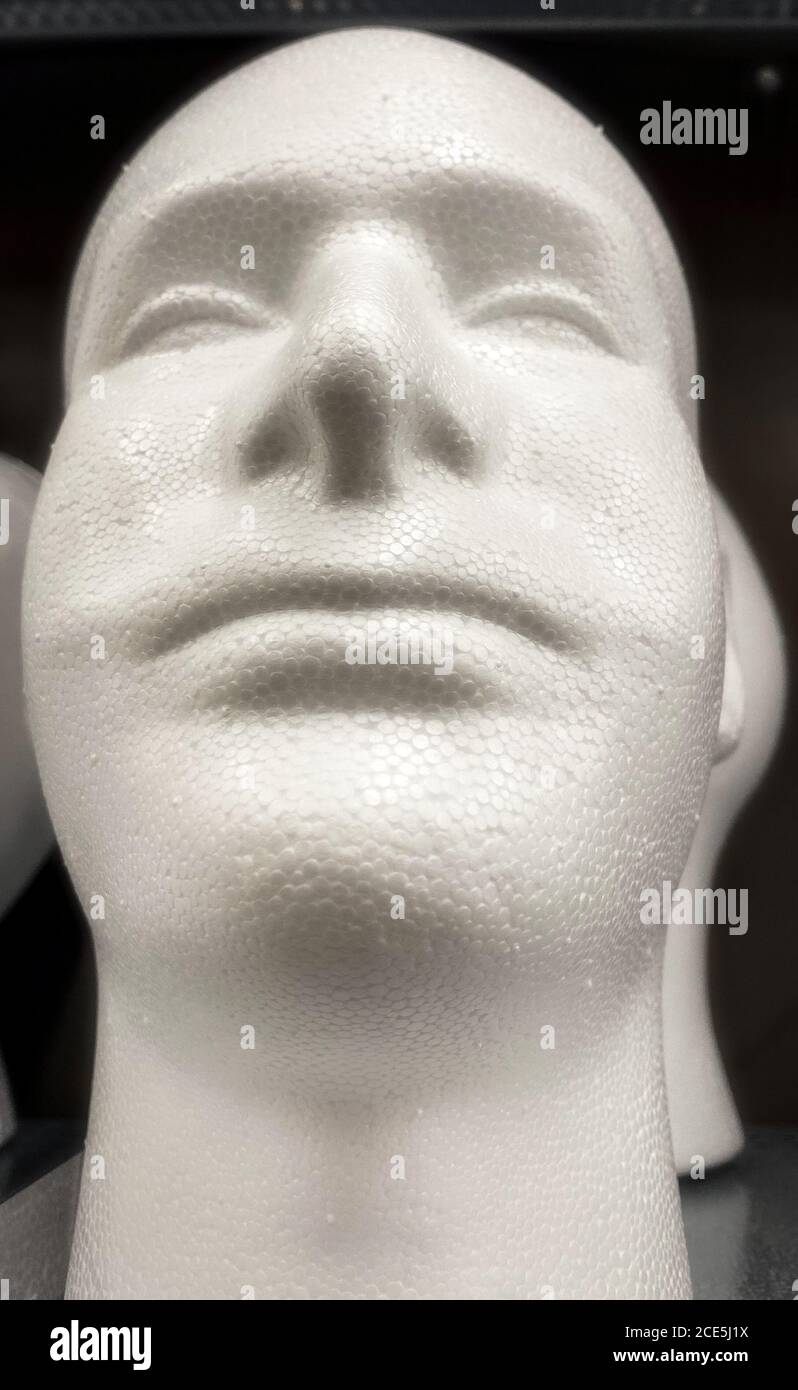 Testina in polistirolo maschile in esposizione in negozio Foto Stock