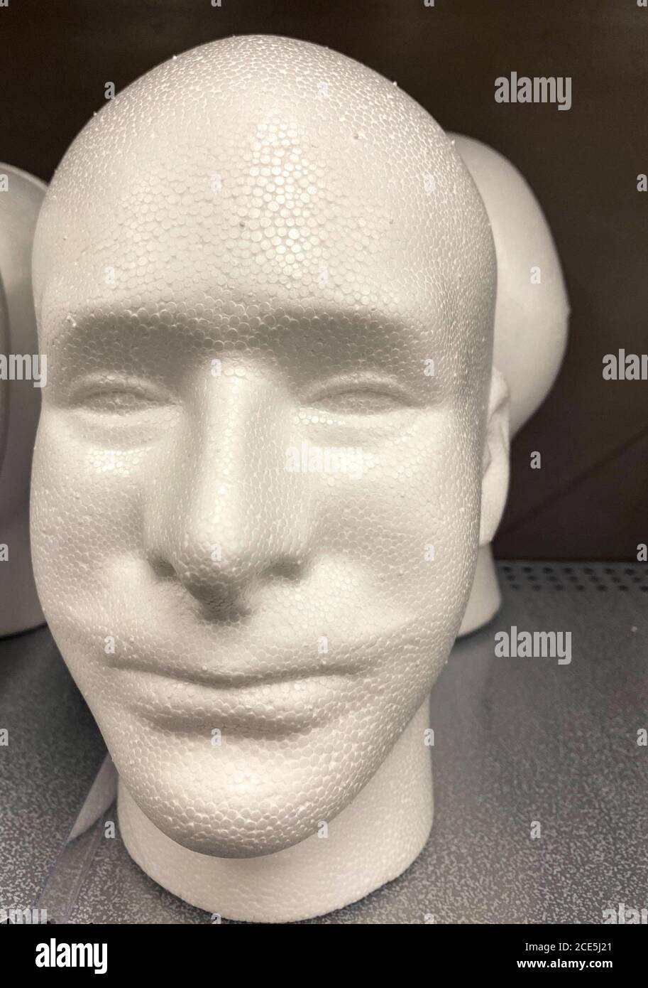 Testina in polistirolo maschile in esposizione in negozio Foto Stock