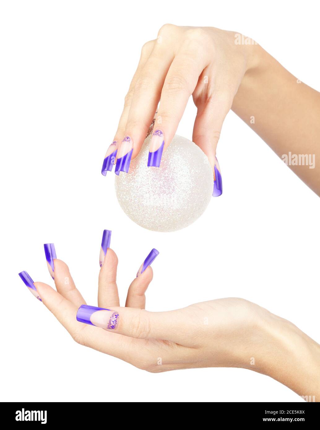 Mani con finta manicure francese blu unghie acriliche Foto Stock