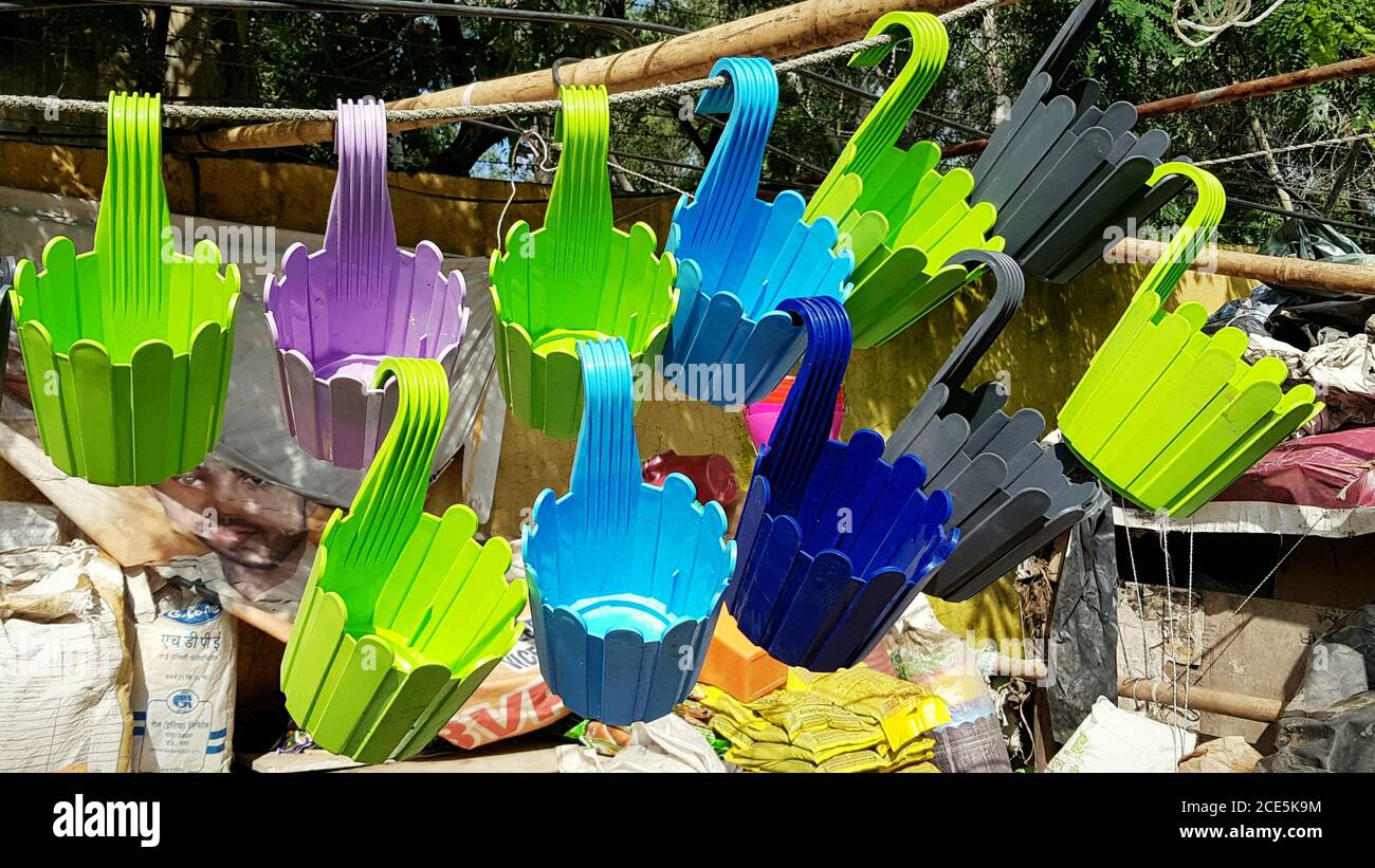 Vasi di fiori colorati per decorare la vostra casa Foto Stock