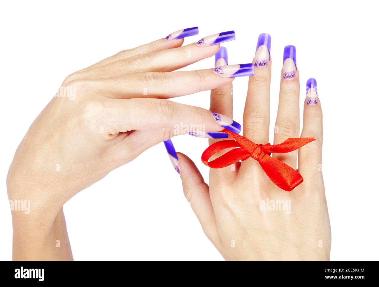 Mani con unghie acriliche blu francese manicure e pittura con arco rosso sul dito Foto Stock