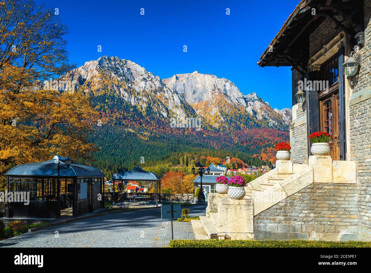 Ottima posizione turistica e di viaggio. Palazzo Cantacuzino con giardino e terrazza. Pittoresco panorama dei monti Bucegi e colorata foresta autunnale, CAN Foto Stock