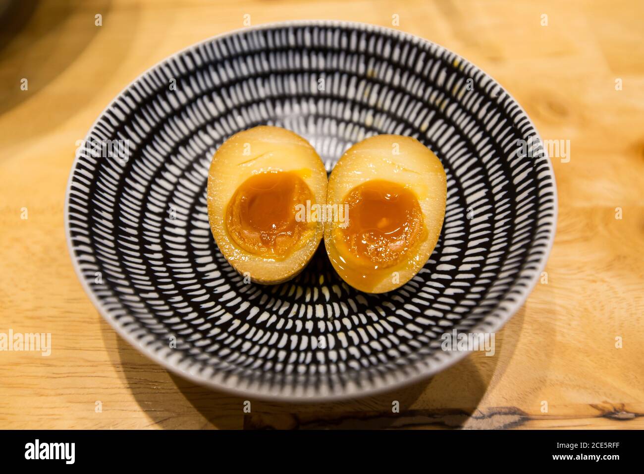 Lungo tè Jing uovo di lava posto su una ciotola artistica migliorare l'esperienza di ristorazione dei clienti Foto Stock