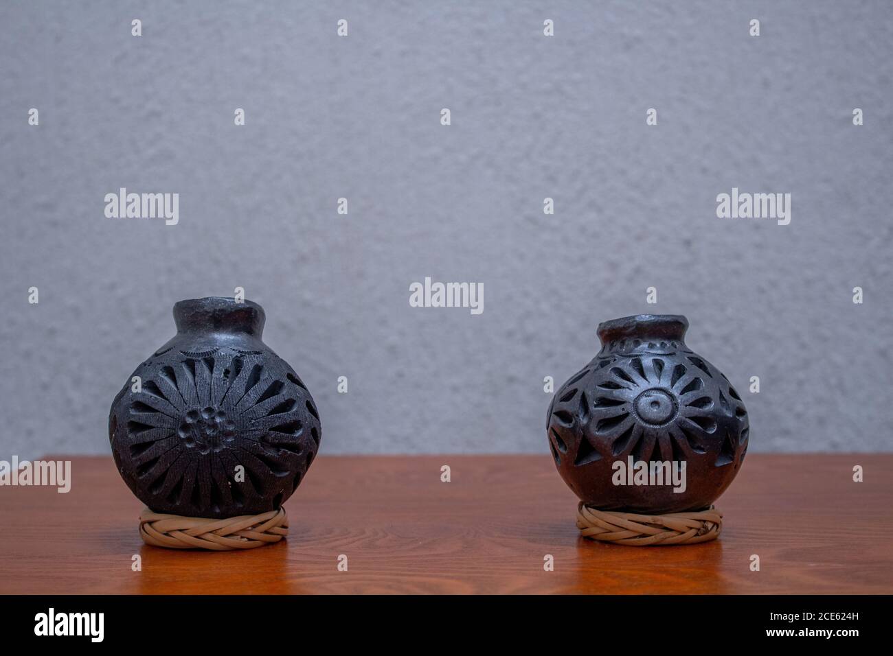 Artigianato messicano fatto con argilla nera da Oaxaca Messico. Sopra legno su sfondo bianco isolato Foto Stock