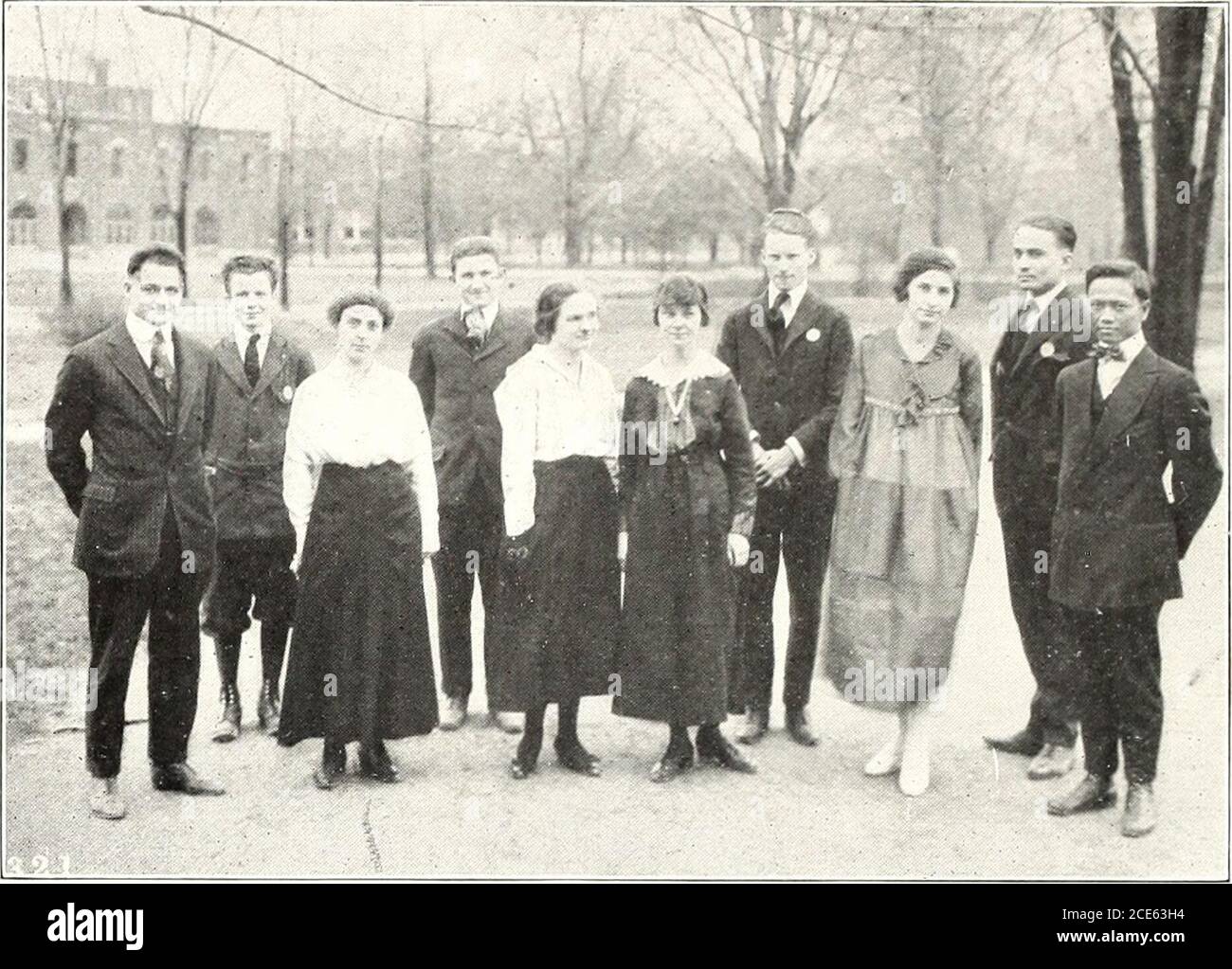 . Cannone Arsenale (giugno 1917) . Cabinet First Row: Edward Doyle, Robert Becherer, Forrest Morgan, Ednah Jacobs, Harold Stedfeld, Catherine Carr, Miss Farman.Second Row, MR. Morgan, Wilbur Igelman, Harold Walters, Robert Schmuck, Annette Hinnencamp, Raymond Woods, Oscar Ries, Harriet DeGolyer.Third Row: Fritz Nessler, Carroll, Viola Swain, Caroline Mc- Math, Blanche Peters. IN SESSIONE (un dramma moderno in un atto.) Cast di personaggi. Sig. Consigliere Sig. Morgan Sig. Presidente Harold Stedfeld primo relatore Oscar Ries secondo relatore Robert Schmuck terzo relatore Catherine Carr Giudici dei dibattiti: Sig. Fl Foto Stock