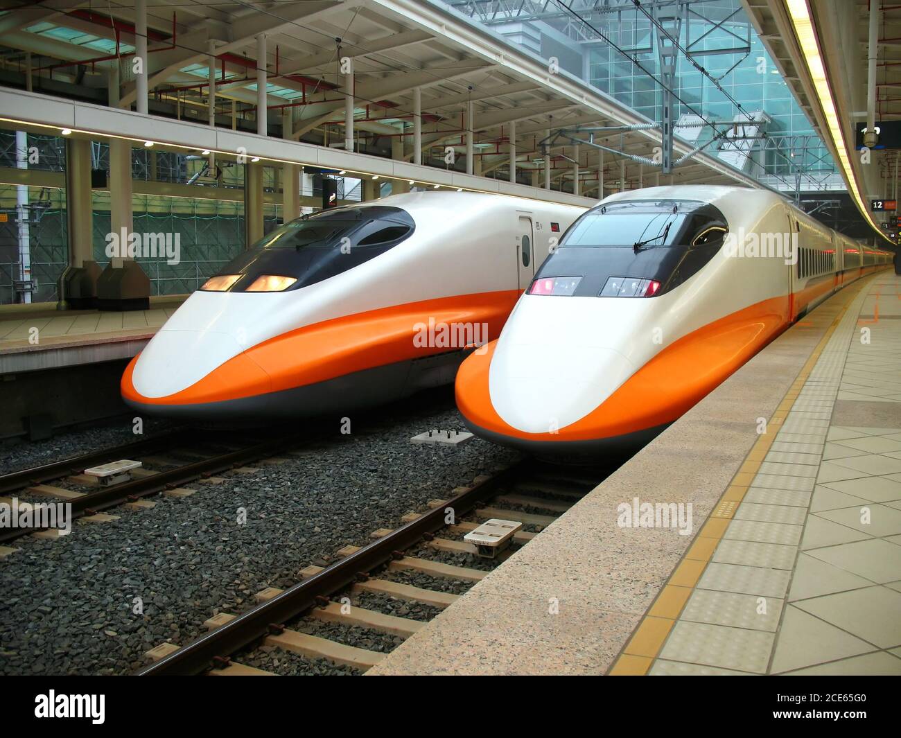 -- due motori della ferrovia ad alta velocità di Taiwan appena finita Foto Stock