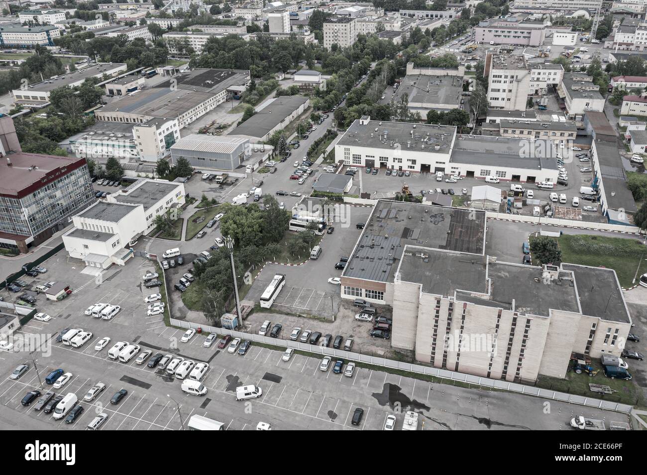 vista panoramica aerea della zona industriale e commerciale della città. fotografia di droni Foto Stock