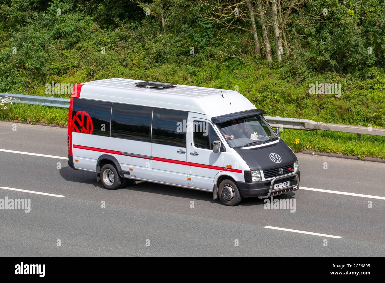 2005 rosso bianco VW Volkswagen Lt46 158 TDI LWB van; veicoli stradali veicolari, automobili che guidano veicoli su strade del Regno Unito, motori, automobili sulla rete autostradale M6. Foto Stock