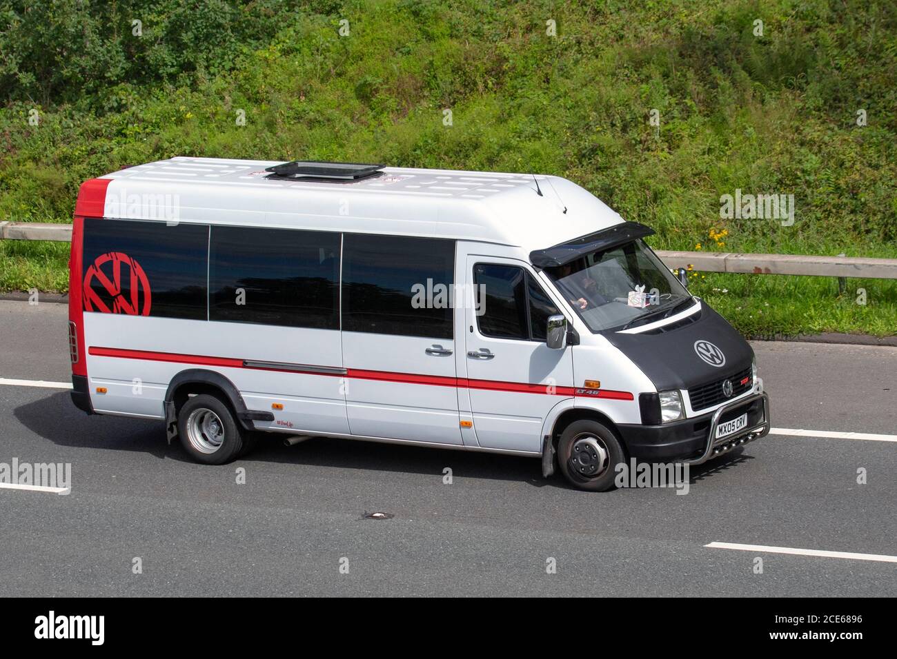 2005 Red White VW Volkswagen Lt46 158 TDI LWB van ; veicoli stradali veicolari, automobili che guidano veicoli su strade del Regno Unito, motori, automobili sulla rete autostradale M6. Foto Stock