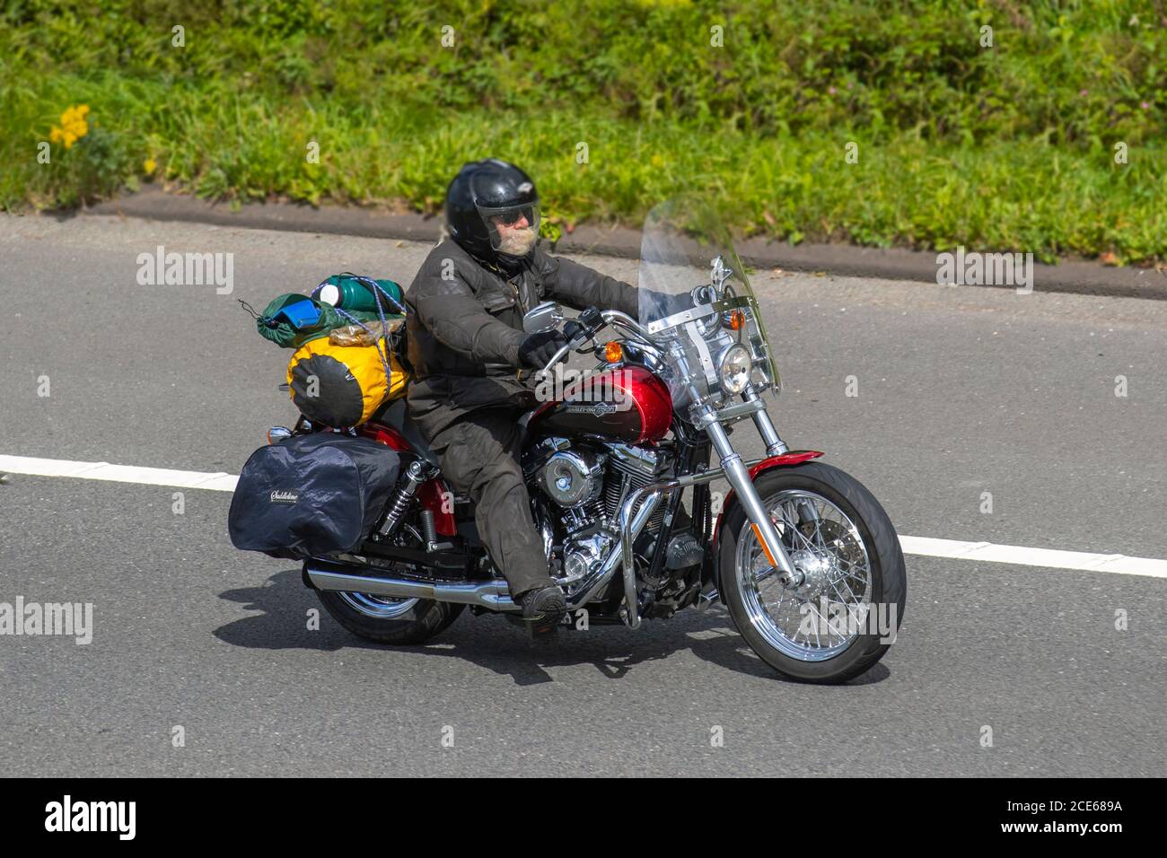 Red Harley Davidson motociclista; due ruote di trasporto, moto, veicolo, strade, motociclette da turismo, motociclisti a Chorley, Regno Unito Foto Stock