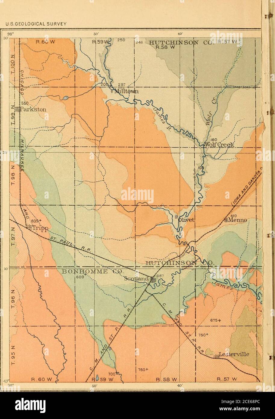 . Geologia e risorse idriche di una porzione del Sud-Est del Dakota . Il sandstoneappare su entrambi i lati di Twelvemile Creek, seguendo il flusso principale per 3 o 4 miglia. A nord dell'angolo nord-est di sec. 34, T. 100 N., R. 59 W., è stato squartato notevolmente. La seguente sezione di un pozzo vicino a Elmspring mostra questa formazione più completamente: Sezione in tvell a Elmspring, South Dakota. Piedi. (1) argilla gialla e blu (fino) con acqua a 60 piedi 83 (2) arenaria 8 (3) sabbia 20 (4) arenaria e argilla, stratificata in modo irregolare 20 (5) argilla blu (scisto), con uno o due strati di sandston Foto Stock