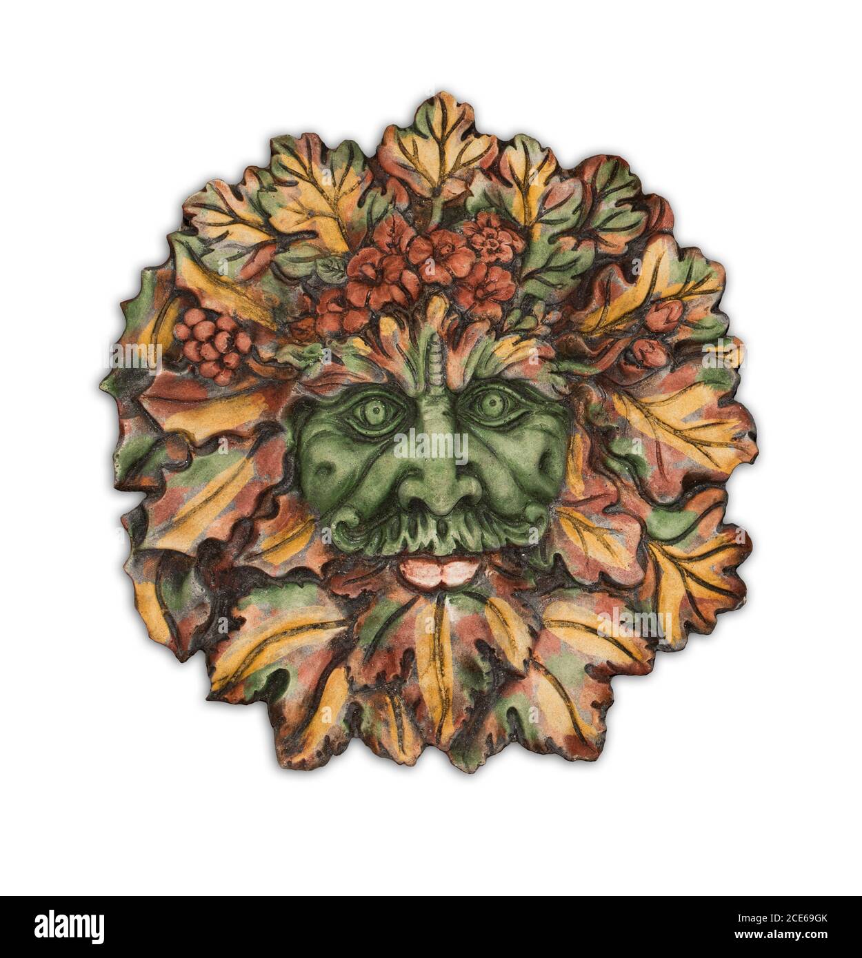 Arte giardino in cemento altamente decorativa, faccia delle foglie autunnali di Green Man, spirito mitico britannico delle foreste, su sfondo bianco Foto Stock