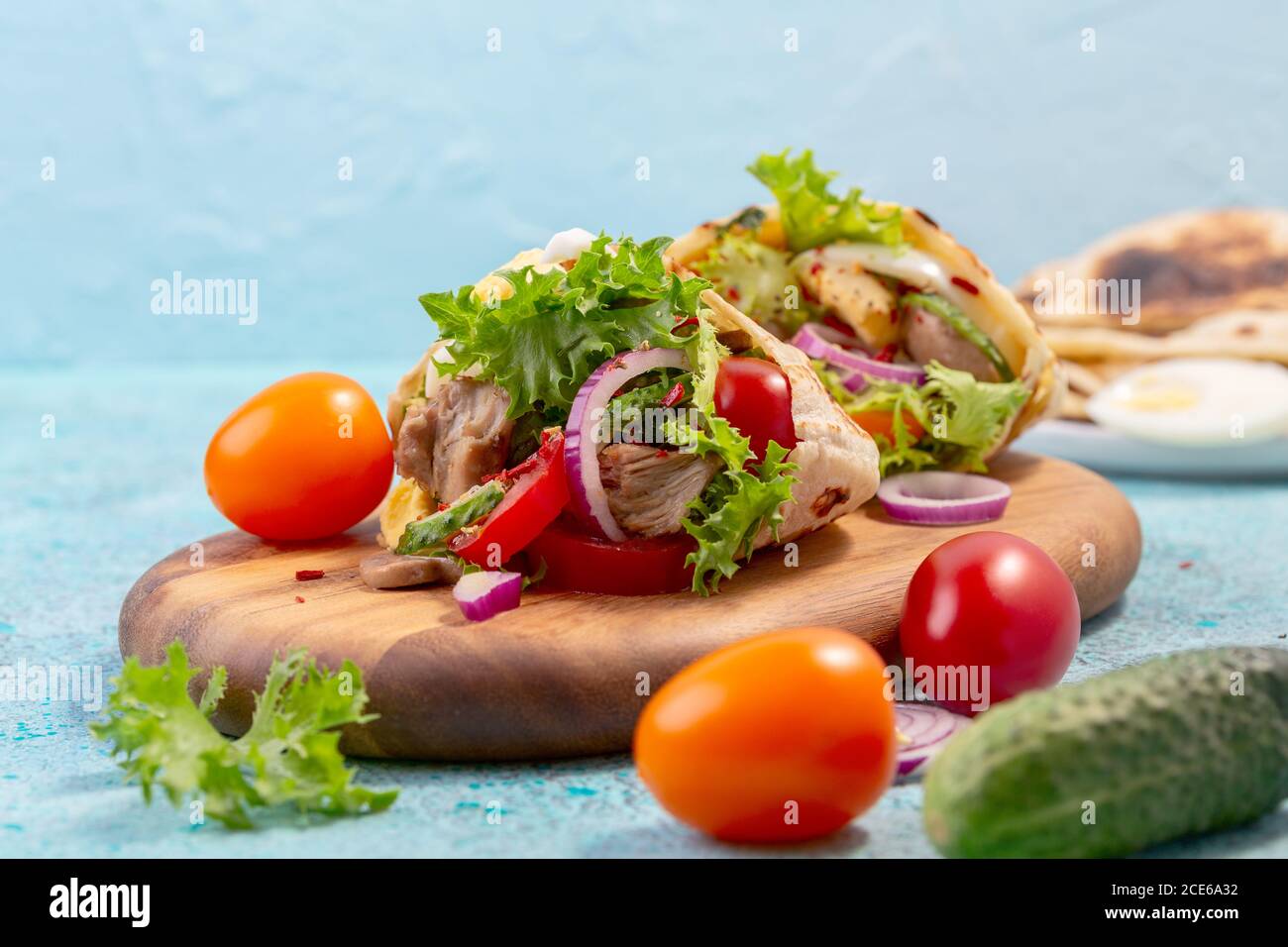 Pita ripiena di filetto di tacchino, insalata verde e verdure. Foto Stock