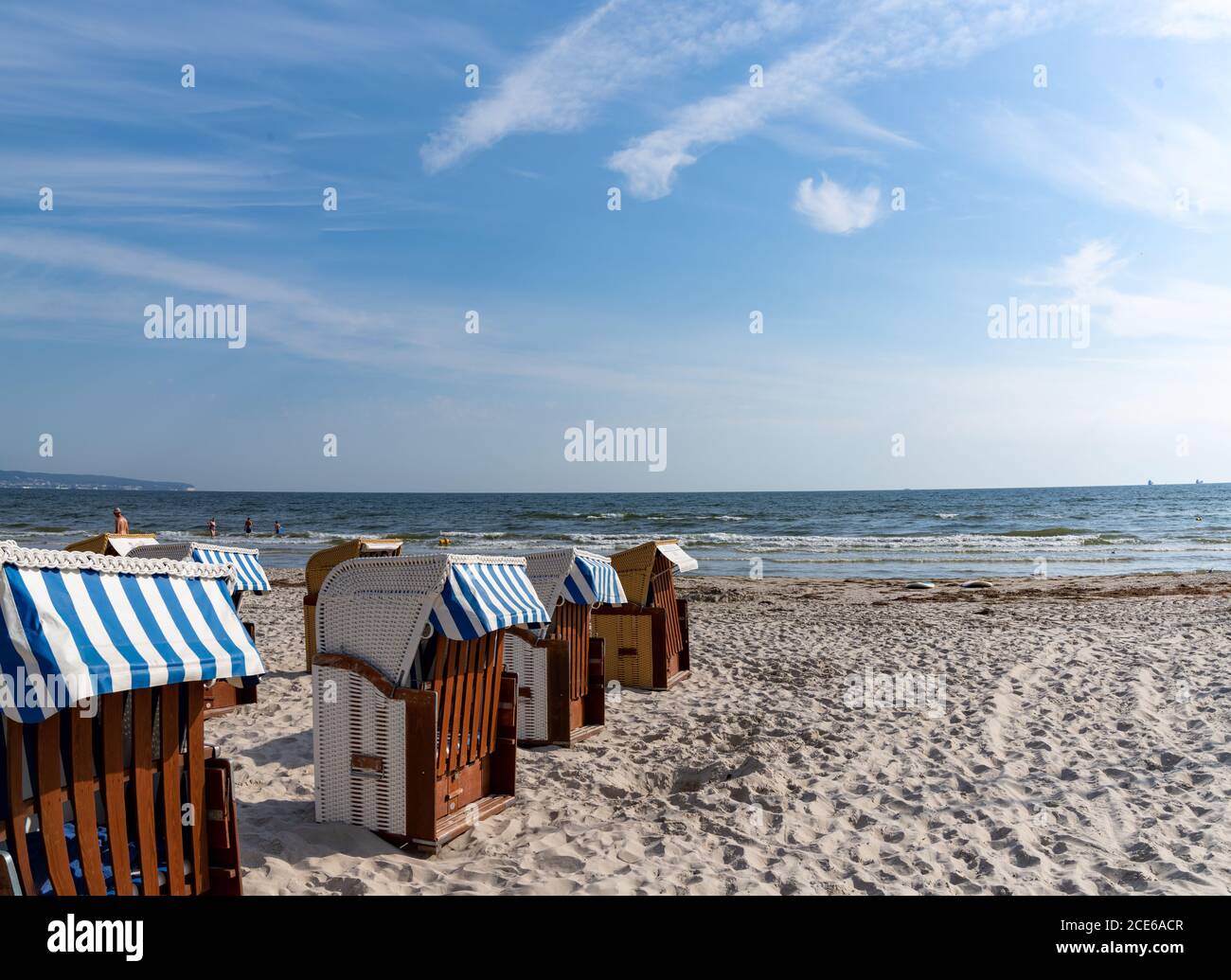 canestri bianchi sulla spiaggia di sabbia Foto Stock