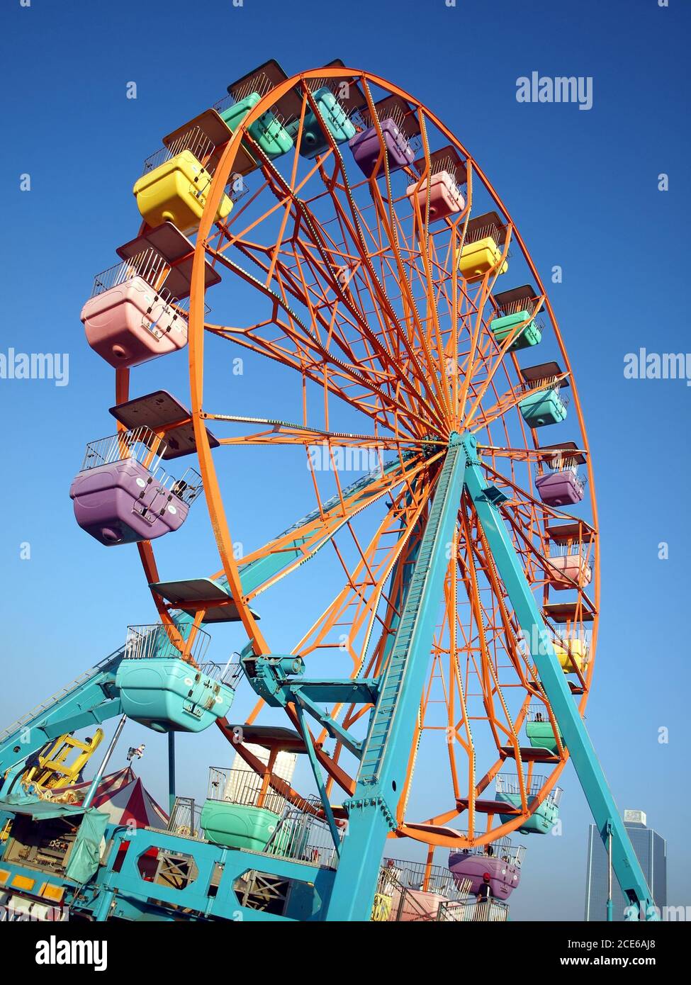 Una ruota panoramica con cabine colorate a livello locale fiera del divertimento Foto Stock