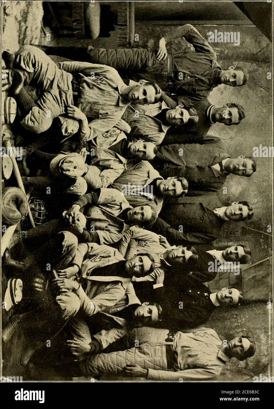 . La Monticola 1901 . Base Ball Team di Varsity 99. Manager, ?.--... - J. B. Sweeny. Assistente responsabile, - - E. S. Stalnaker. Pullman, - - ? - - - - - o. R. Altman. Capitano, - - - - . .   l^^ Llewellyn. B. F. Printz, ---.-... Pitcher.W. B. Bowman, --.-... D. M. Dent, -.--.... Ed. Shelby, Catcher. M. C. Peck, - . Geo Krebs, - G. E. Anderson. - prima base. Harry Cooper, seconda base. Howard Crossland. ... Un C. N. McWhorter. Terza B^se. D. Miller, - ? Arresto SUurt. Thomas passato rio, . ? L. C. Demiug, ...... Campo lettera. Lee Llewellyn, - ..... Campo intermedio. A. F. Dickey, - . - . Saldatura R,ght. R Foto Stock