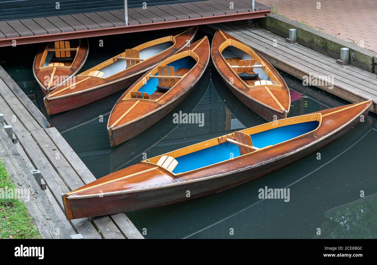 Una vista dei tipici kayak aperti utilizzati sui canali E fiumi nella regione di Spreewald Foto Stock
