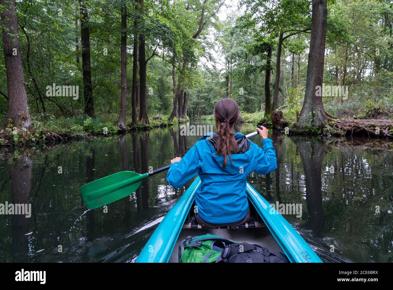 Una kayaker femminile ama andare in canoa attraverso i canali e i canali o la regione di Spreewald in Germania Foto Stock