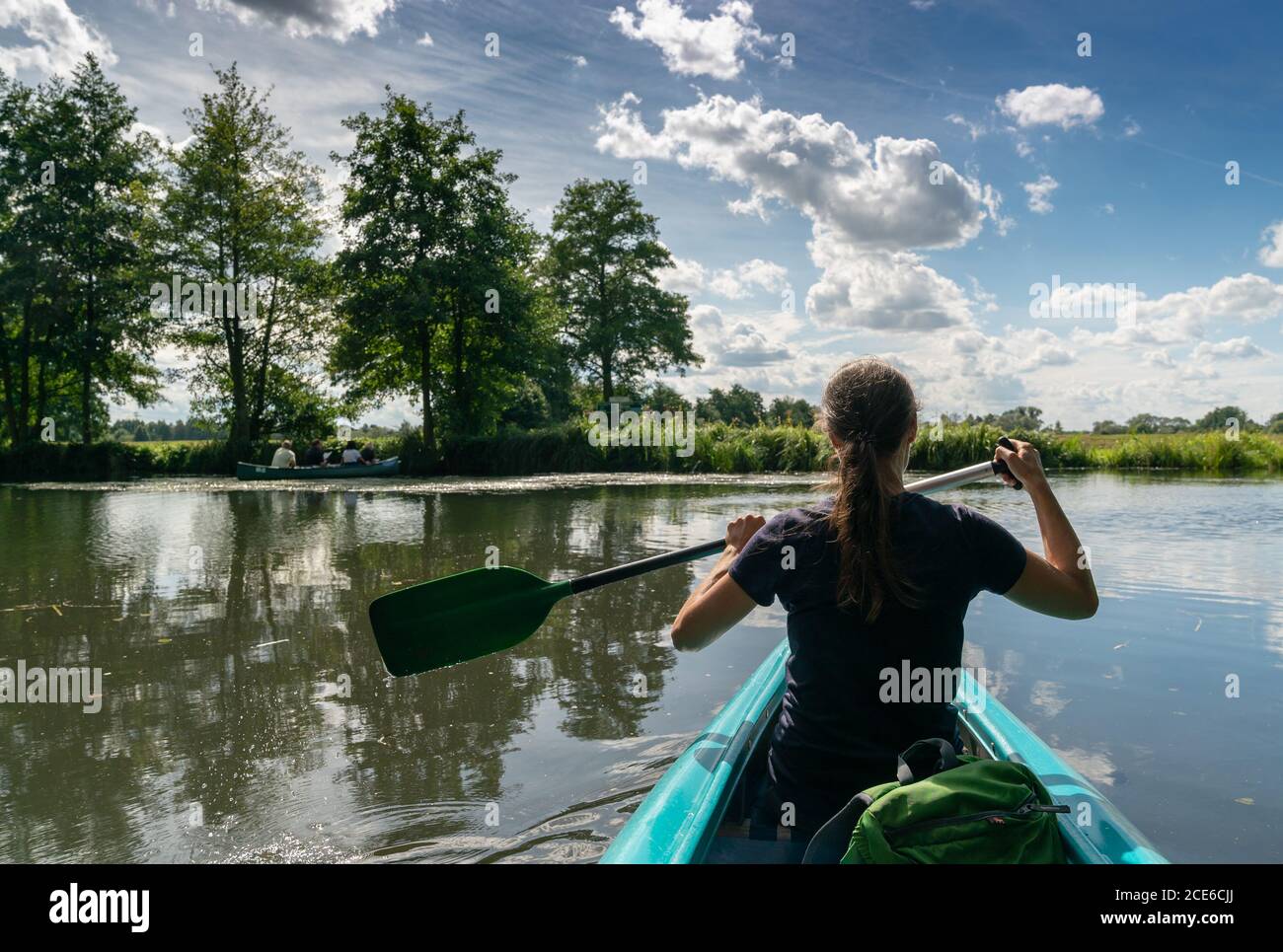 Una kayaker femminile ama andare in canoa attraverso i canali e i canali o la regione di Spreewald in Germania Foto Stock