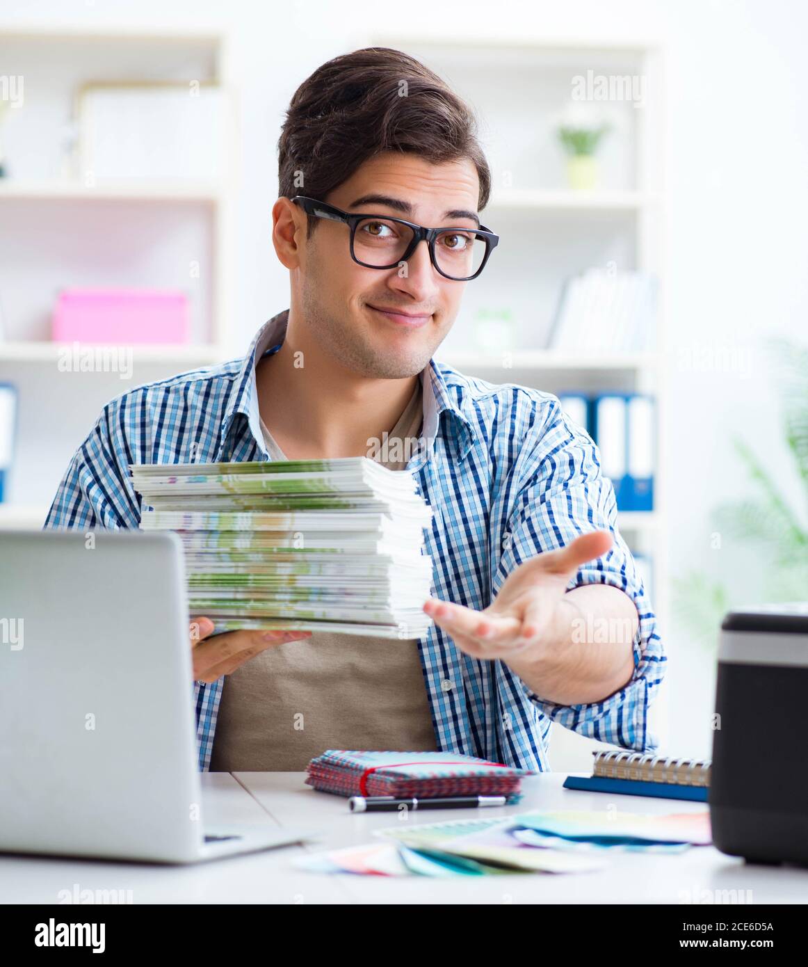 L'assistente vendite alla casa editrice che mostra i libri stampati pronti Foto Stock