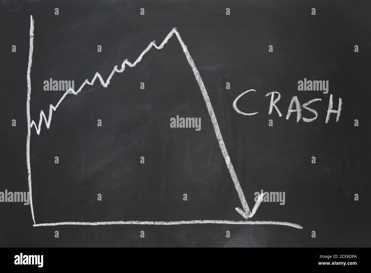 crollo del mercato azionario - crisi economica - grafico disegnato a mano su lavagna Foto Stock