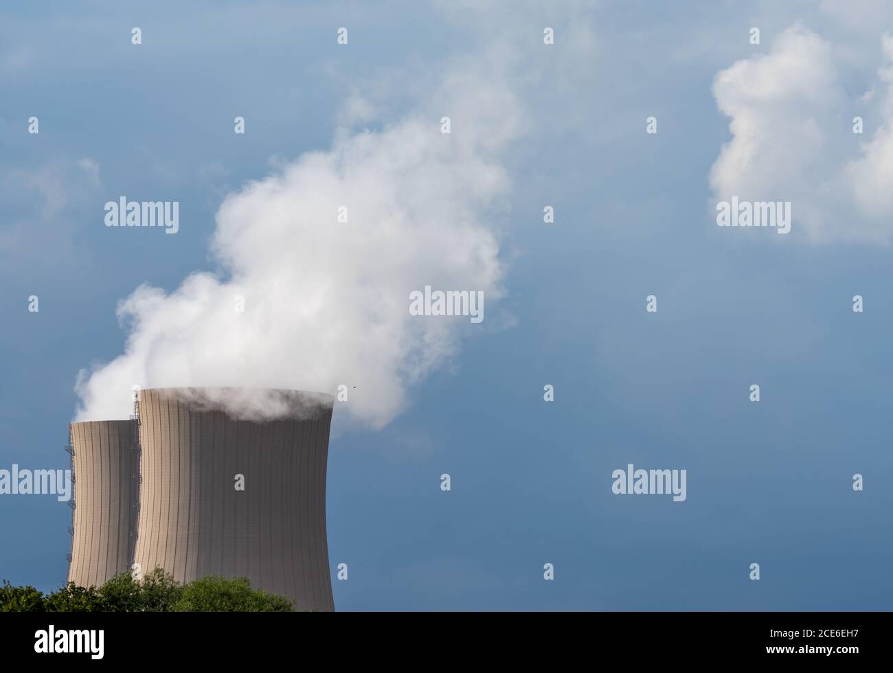 Una vista orizzontale delle torri di raffreddamento delle centrali nucleari Foto Stock