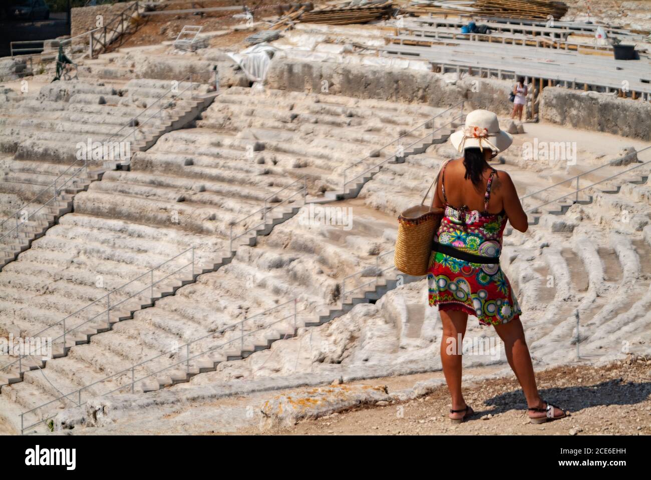 Donna matura esplorando antico teatro greco e romano. Ortigia area urbana. Siracusa Siracusa, Sicilia Italia, stagione estiva Foto Stock