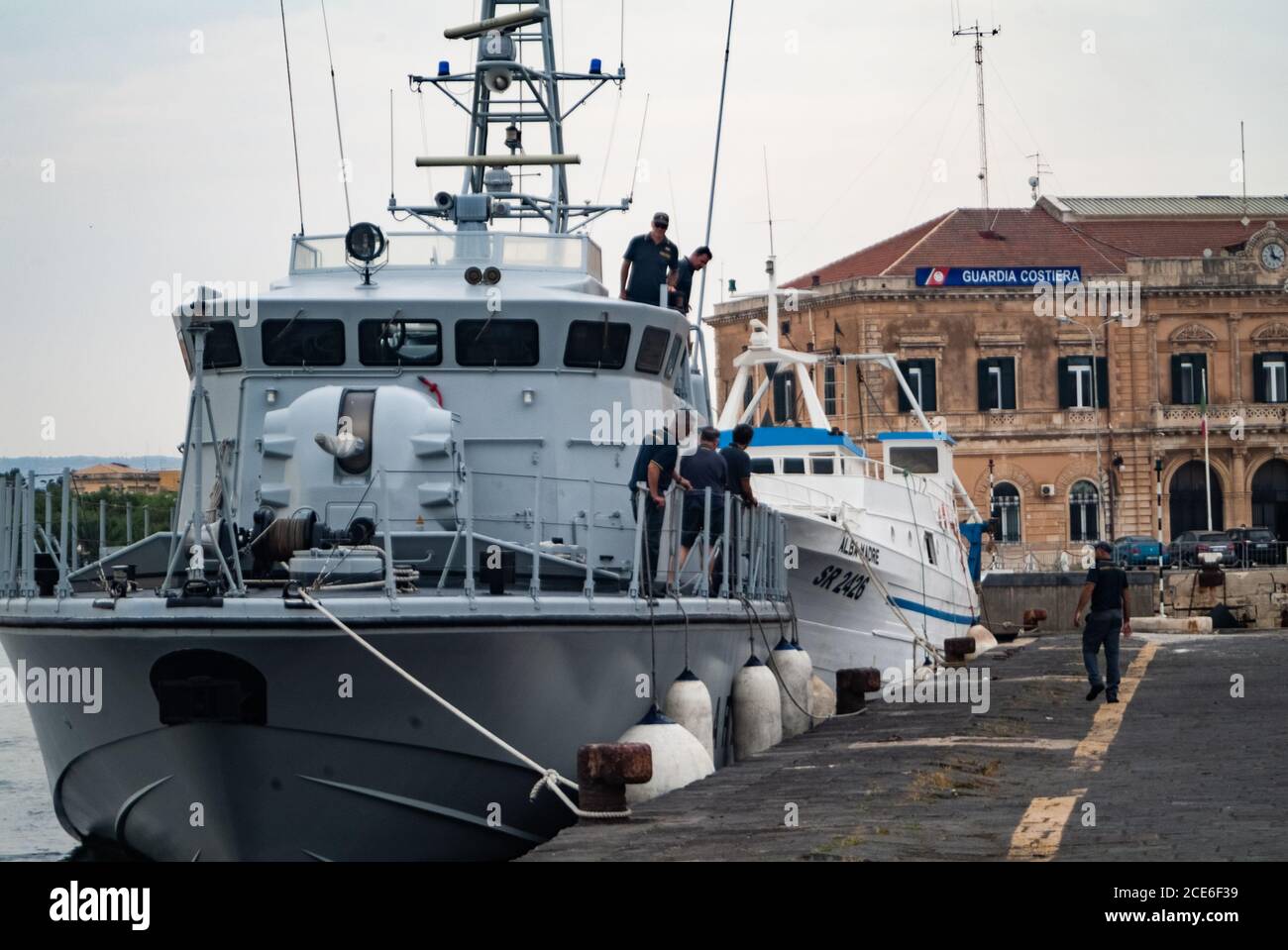 Operazioni militari in barca sul vecchio ponte portuale.Ortigia area urbana. Siracusa Siracusa, Sicilia Italia, stagione estiva Foto Stock