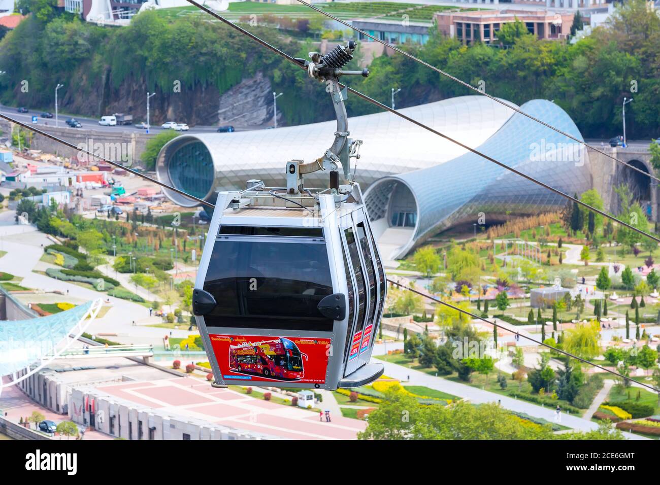 Tbilisi, cabine della funivia della Georgia e skyline della città aerea Foto Stock