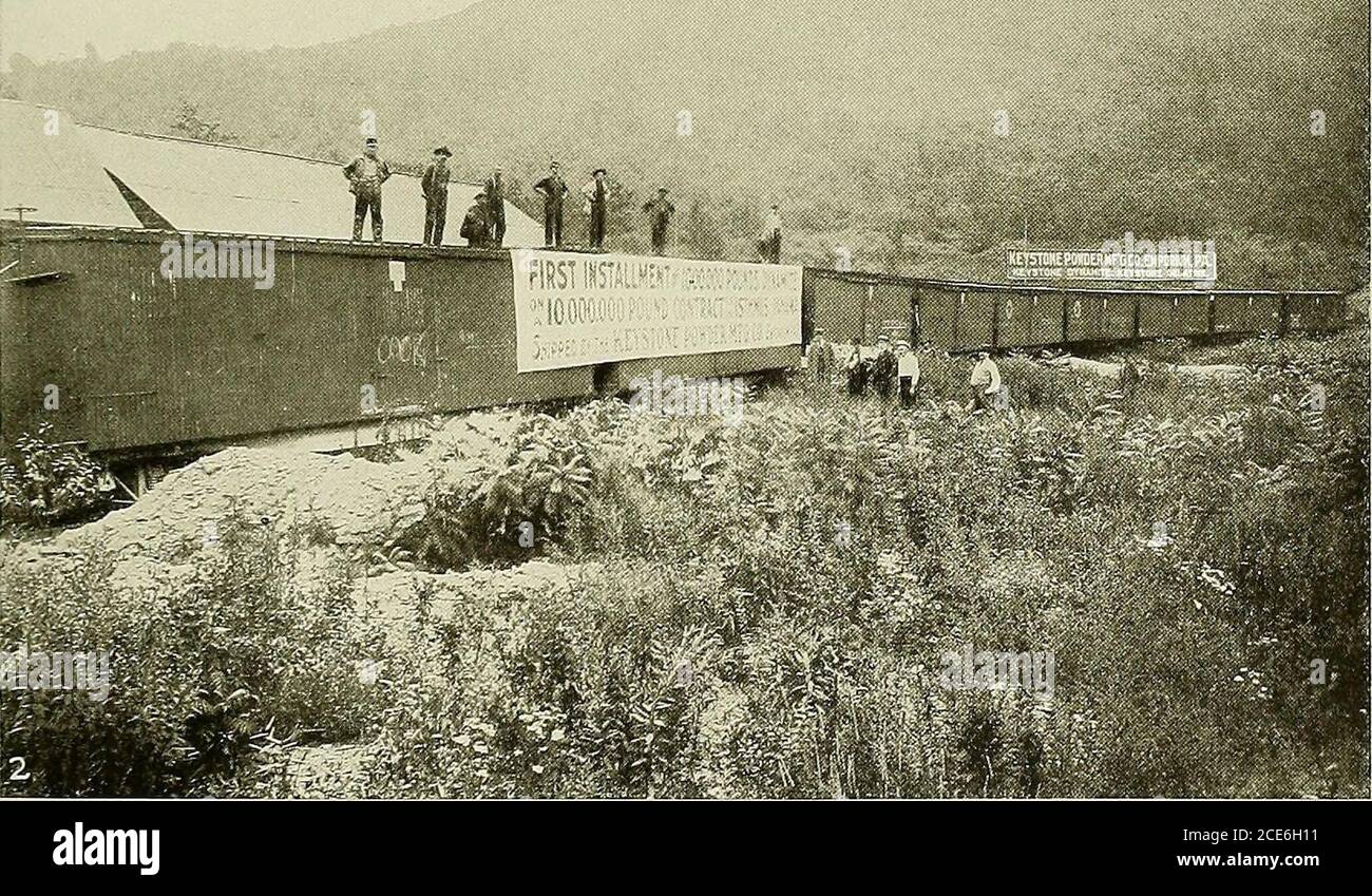 . Storia del canale di Panama; la sua costruzione e i costruttori . i. Esplosivi Keystone in azione sul canale. 2. Treno solido di dinamite pronto per la spedizione all'Istmo. (Keystone Powder Manufacturing Company, Emporium, Pa.) VASTO USO DI ESPLOSIVI 345 testati per purezza o neutralità con carta di tornasole ex-estremamente sensibile prodotta ex-pressly per lo scopo nei laboratori della ditta du Pont, e poi serbatoi di stoccaggio di sento fino a quando richiesto per l'uso inmanufacturing i vari tipi di dyna-mite e gelatina prodotti dalla Repaunoplant. L'acido di scarto viene trasportato al depa di recupero dell'acido Foto Stock