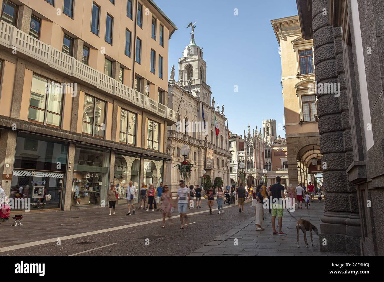 Piazza Cavour a Padova in Italia con persone che camminano per strada Foto Stock