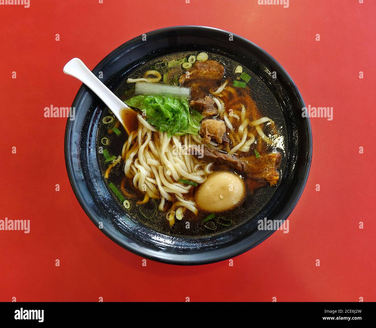 Brasato di manzo in brodo con tagliatelle e erba cipollina è un piatto popolare in Taiwan Foto Stock