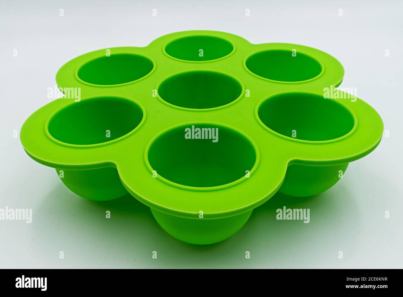 Stampi in silicone verde per cupcake e muffin, isolati su fondo bianco Foto Stock