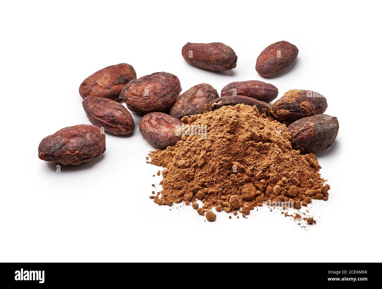 Cacao in polvere e cacao in grani isolati su bianco Foto Stock