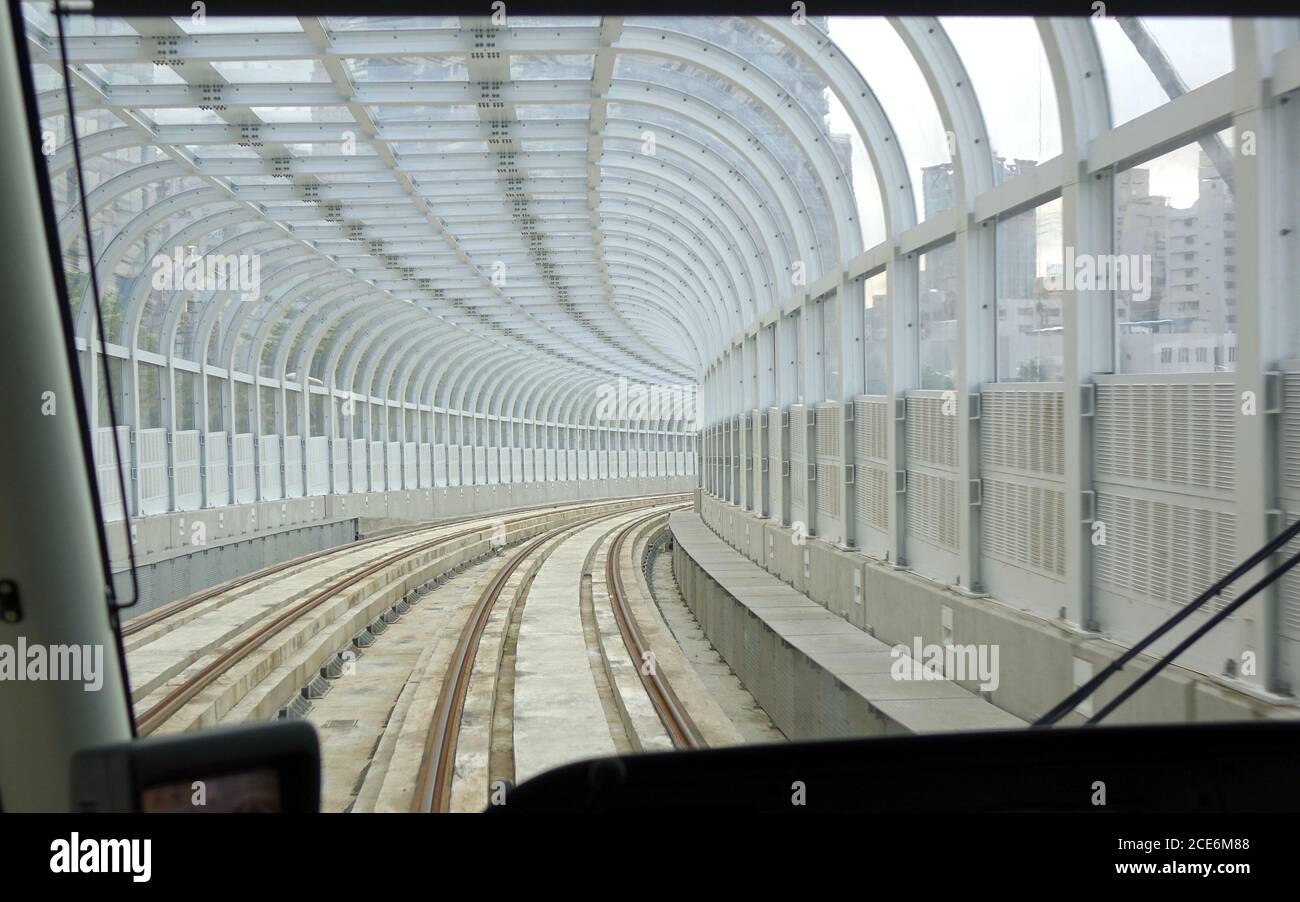 Un treno leggero passa attraverso un tunnel sopra il suolo Foto Stock