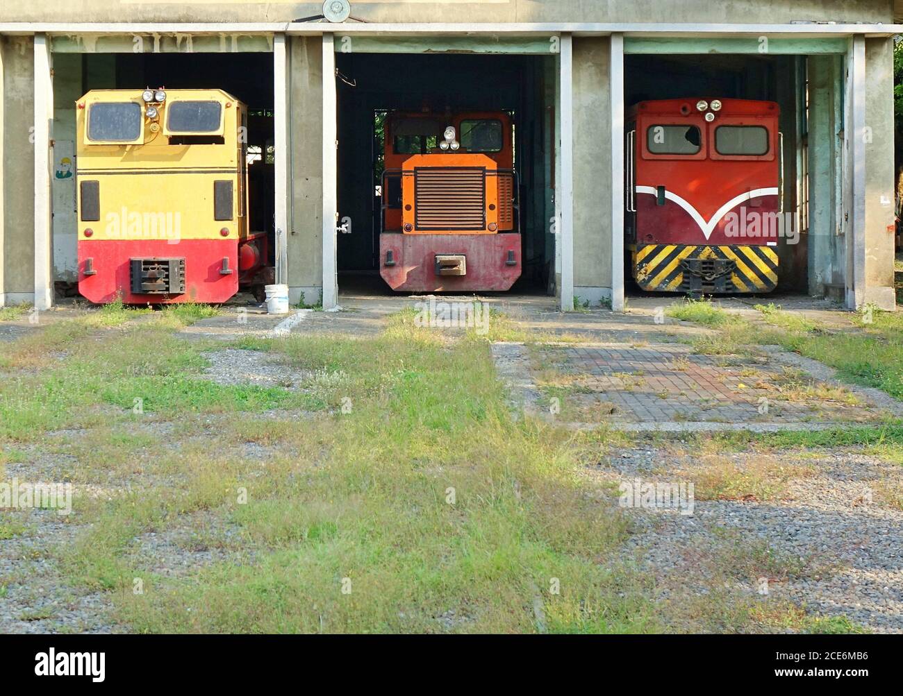 Motori in treno diesel d'epoca in un vecchio capannone Foto Stock