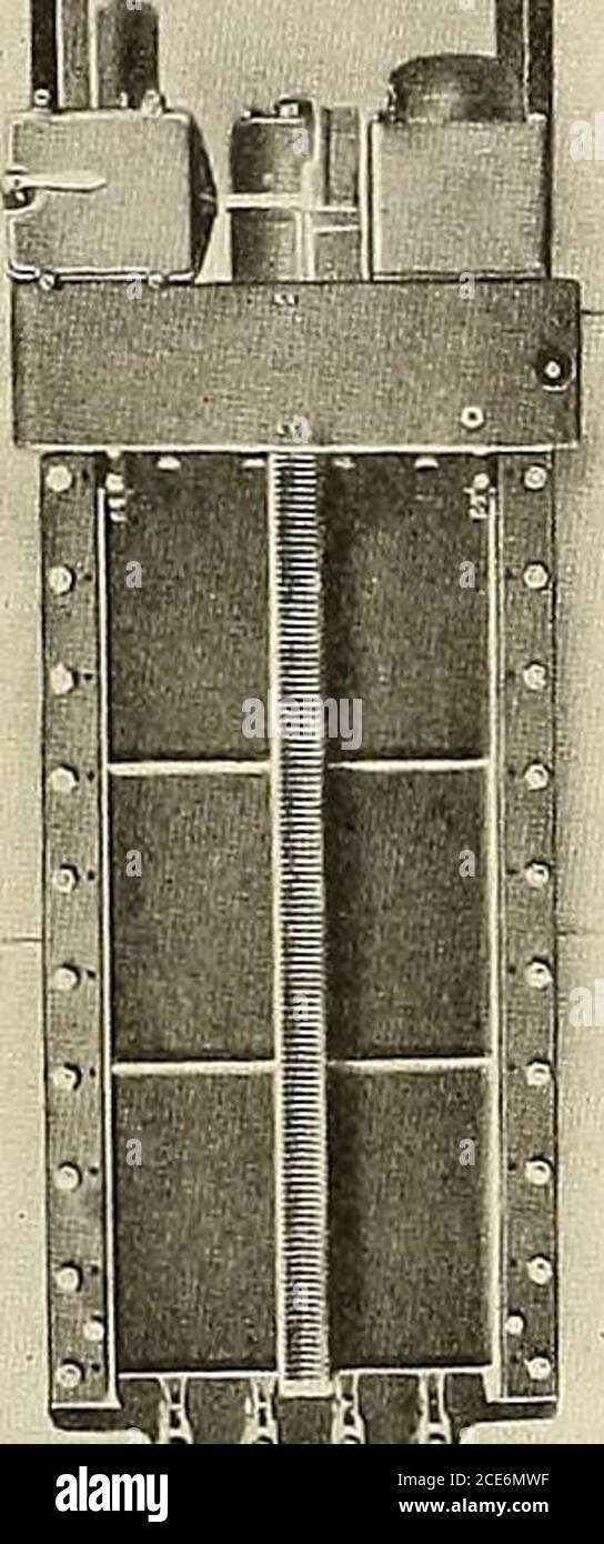 . Giornale di elettricità, energia e gas. nt è stato scosso da uno speciale quadro di controllo a batteria nella stazione centrale che è alimentato dai circuiti di illuminazione battaglia. (Il sistema di controllo della batteria è stato sostituito da un nuovo sistema di controllo della batteria). RIVISTA DI ELETTRICITÀ, ENERGIA E GAS [VOL XXIV - N. 1 i6. Ci sono circa trenta porte e portelli a tenuta d'acqua con funzionamento elettrico. Sono comandati da un interruttore di emergenza automatico situato nel pilothouse; in connessione con questo interruttore è un indicatore.quando ogni portiera o portellone è chiuso, aziona un interruttore auto-matic che collega un 5 Foto Stock