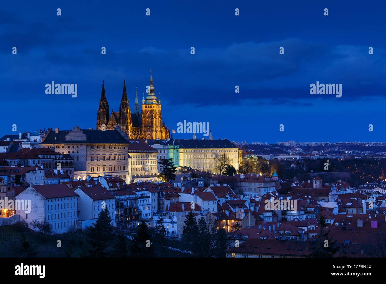 Di sera la vista del castello di Praga dalla collina di Petrin, Repubblica Ceca. Foto Stock