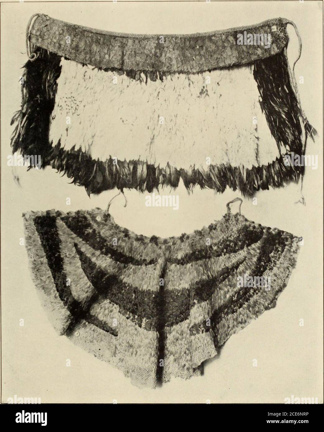 . Memorie del Museo Vescovile di Bernice Pauahi . FIG. O E 9. AHUULA HAWAIANO. CUOCO.. FIG. IO E II CAPES DALLA COLLEZIONE DI CUOCO. 12 PROSCIUTTO DI BRIGA SU LAVORI DI PIUMA HAWAIANA. Fig. ii. un mantello giallo con ornamento rosso come mostrato in figura. La fascia di teneck era di rosso e giallo mentre le bande anteriori erano più piccole e di giallo e nero. Come si vede nella figura le piume sono quasi spogliate dalla porzione inferiore del capo. A war cApF frqm cqoK) SYUNEy questo capo di guerra nella collezione molto interessante di cimeli Cook nel AustralianMuseum di Sydney è stato figurato nel primo volume del Bi Foto Stock