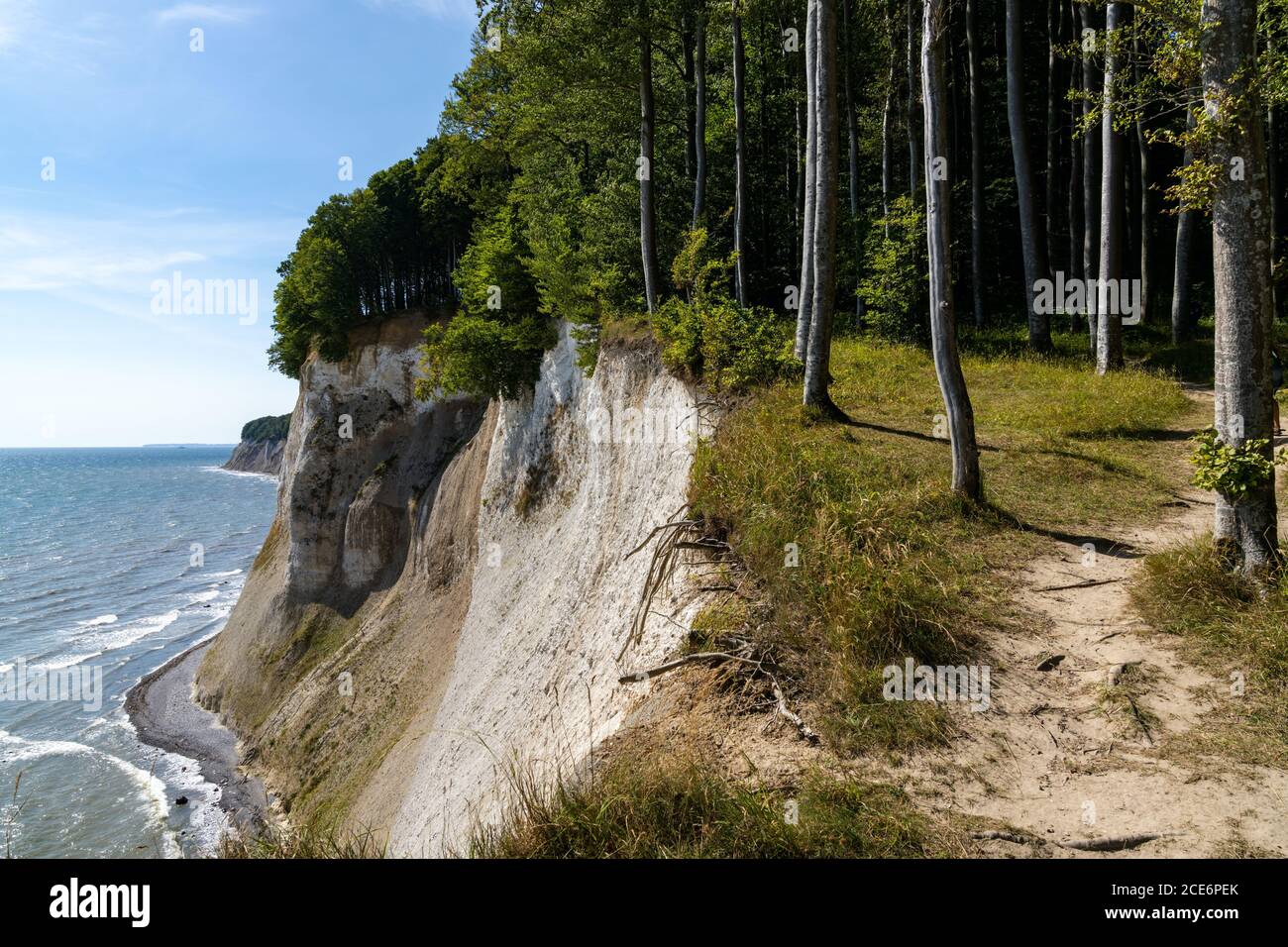 Una vista sulle splendide scogliere di calce e pietra calcarea Jasmund National Park sull'isola di Ruegen in Germania Foto Stock