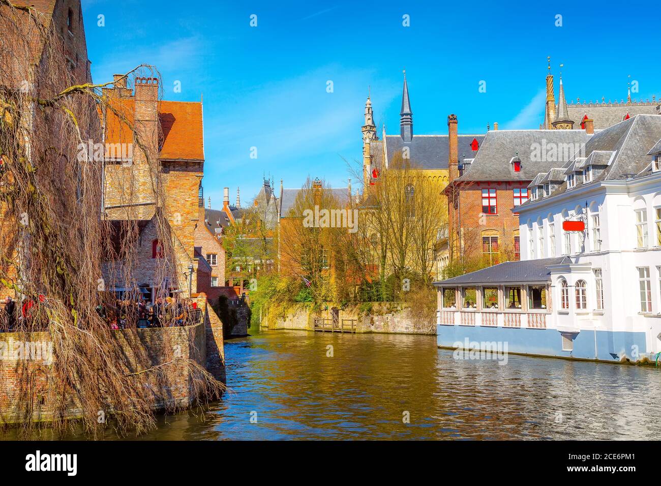 Paesaggio panoramico della città con canale a Bruges, Belgio Foto Stock