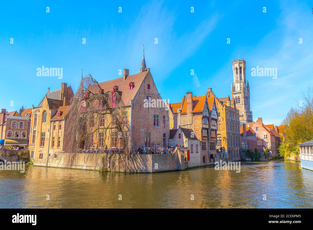 Paesaggio panoramico della città con canale a Bruges, Belgio Foto Stock