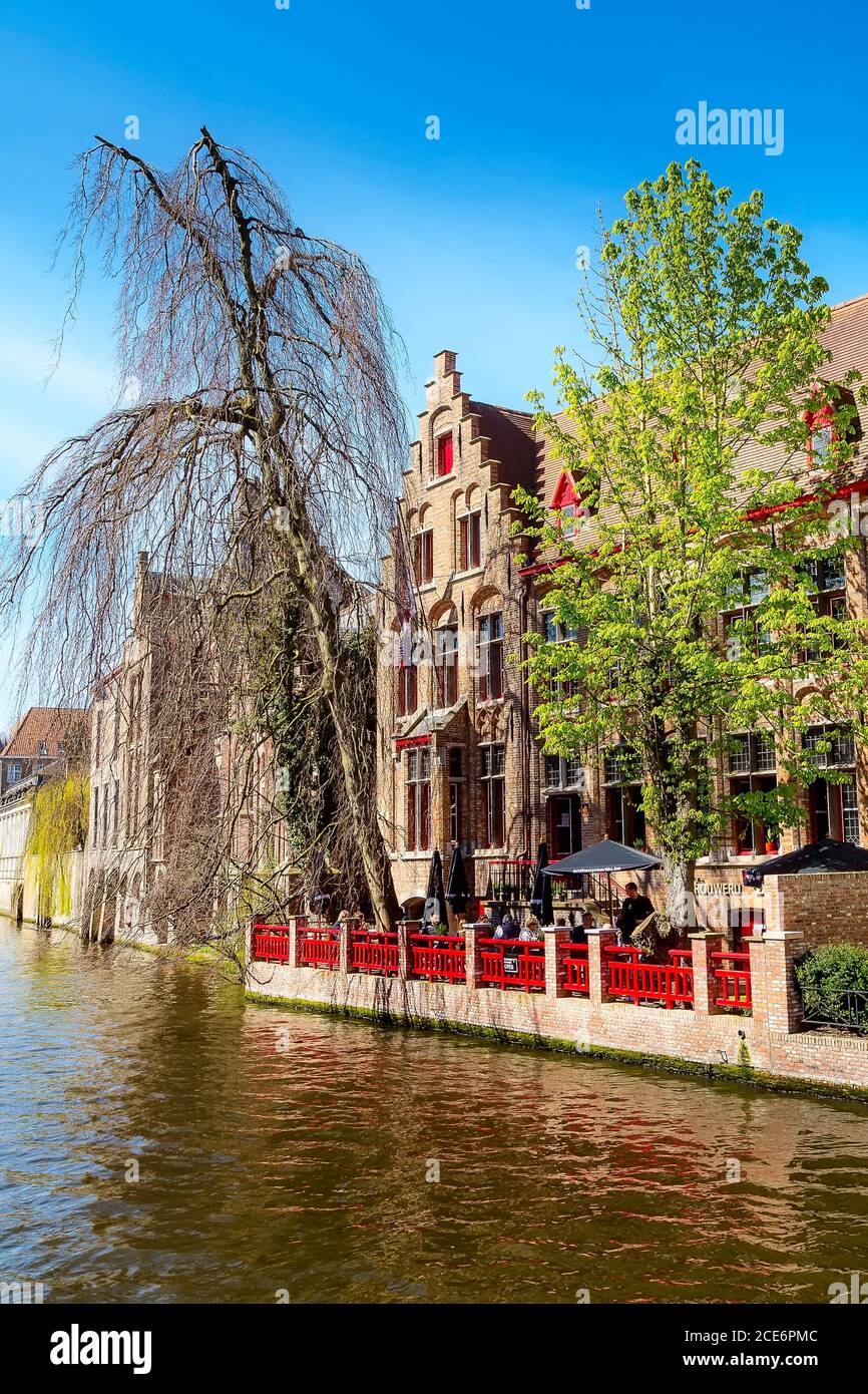 Paesaggio panoramico con case medievali, torre e canale a Brugge, Belgio Foto Stock