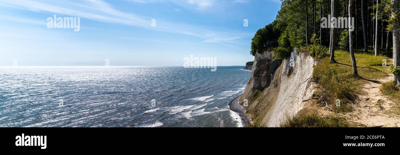 Una vista sulle splendide scogliere di calce e pietra calcarea Jasmund National Park sull'isola di Ruegen in Germania Foto Stock